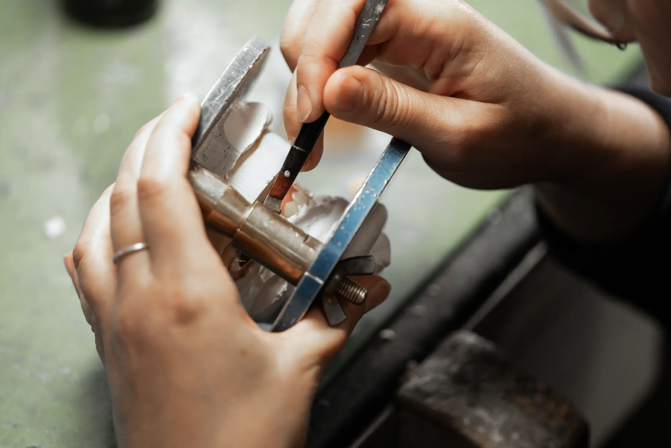 Facharbeiter arbeitet an Zahnprothese