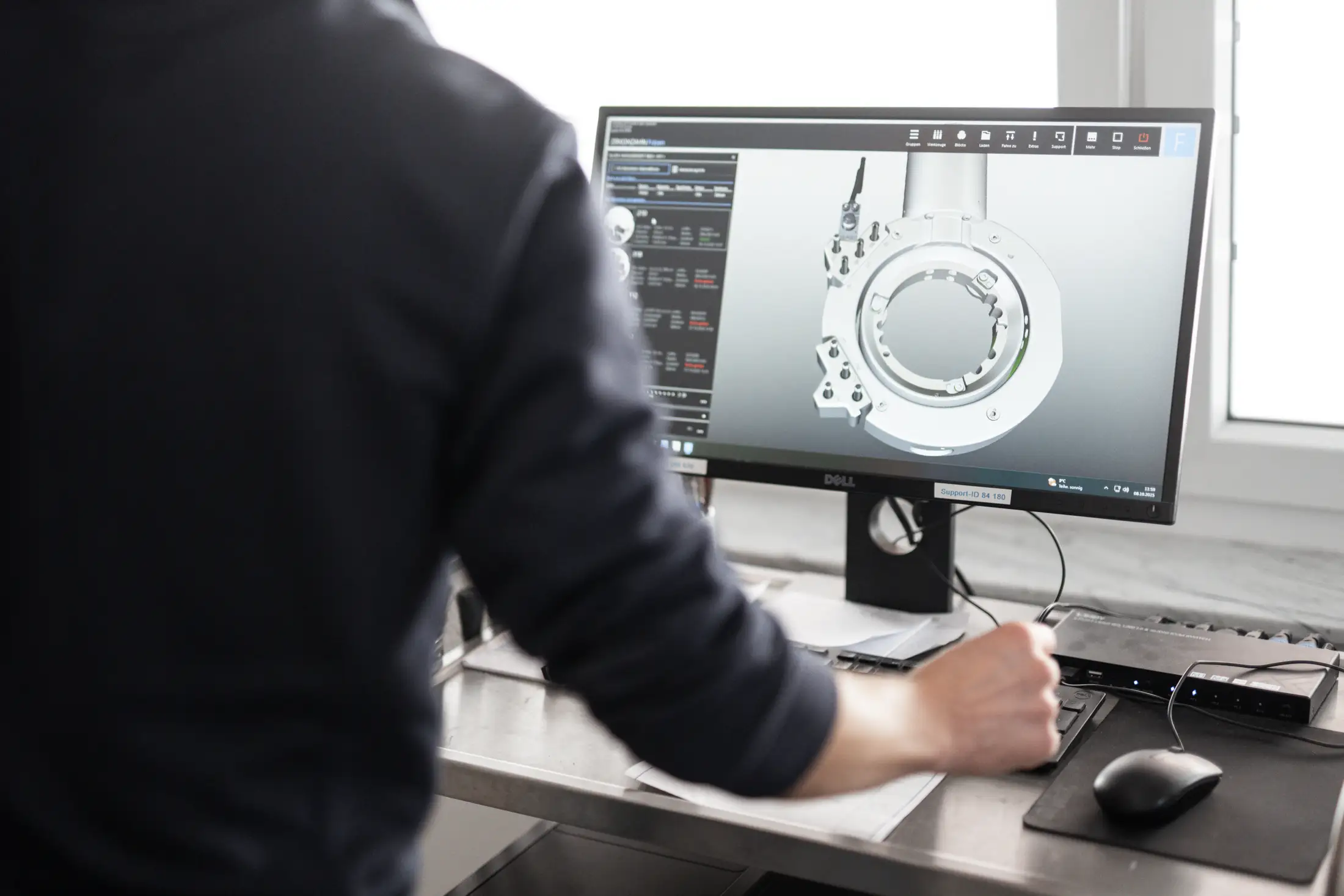 Fachpersonal stellt eine Maschine ein