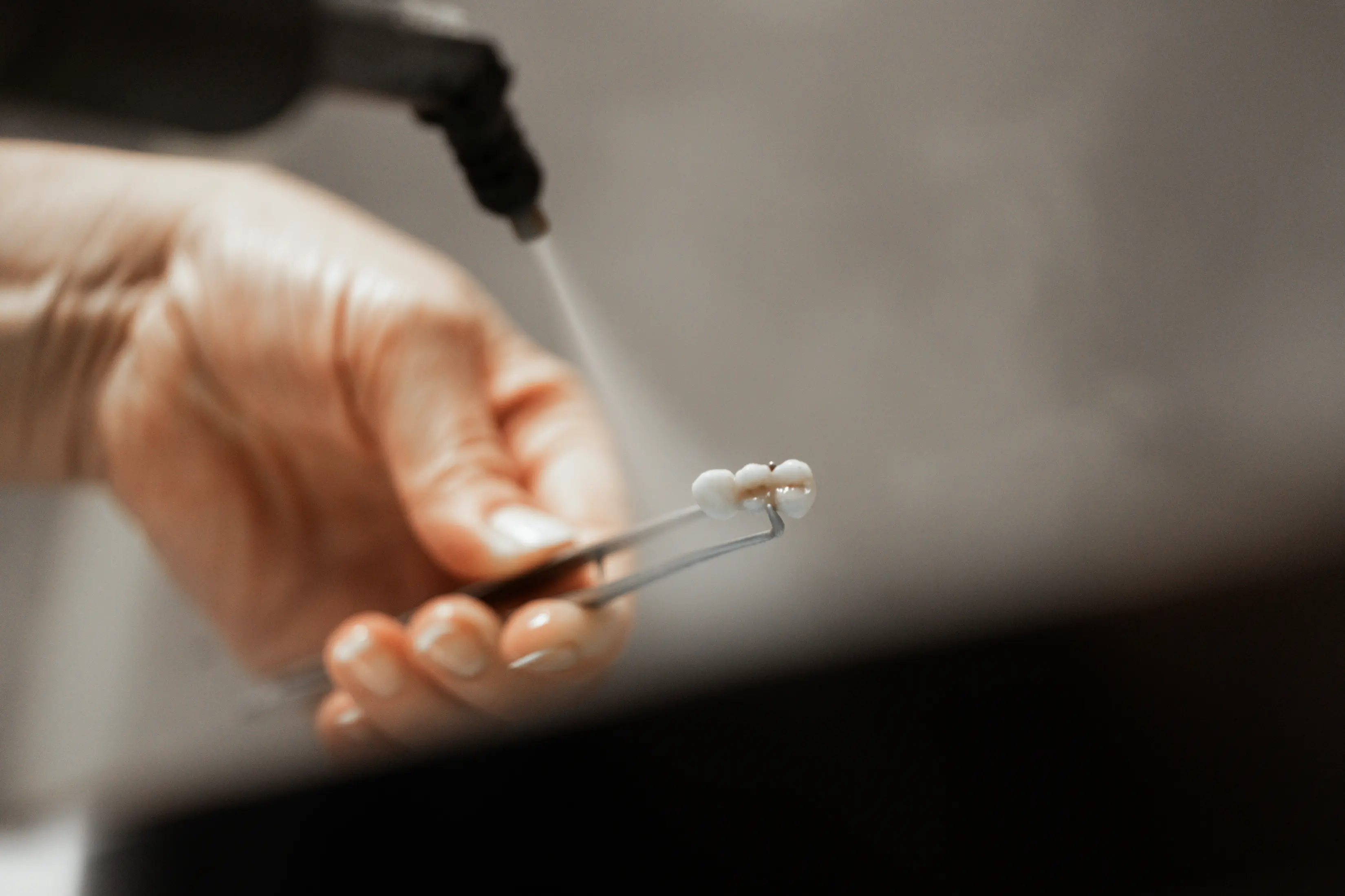 Zahnprotese wird bearbeitet