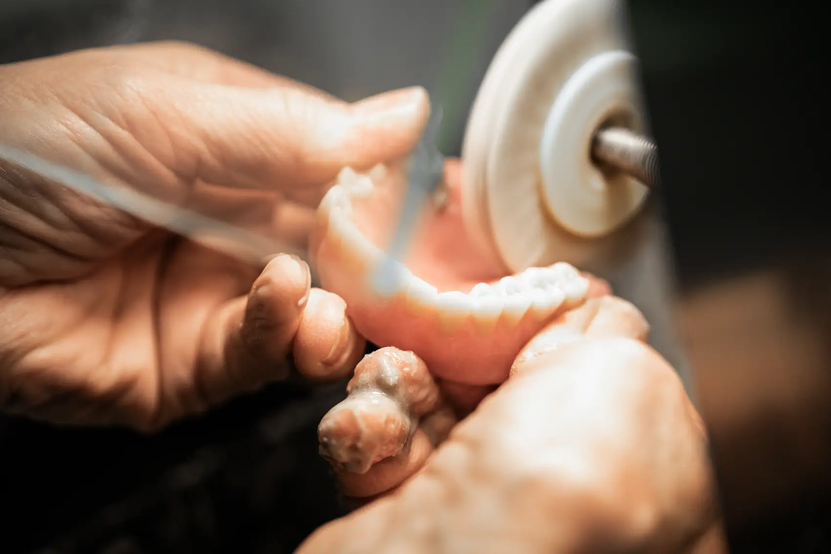 Facharbeiter arbeitet an Protese