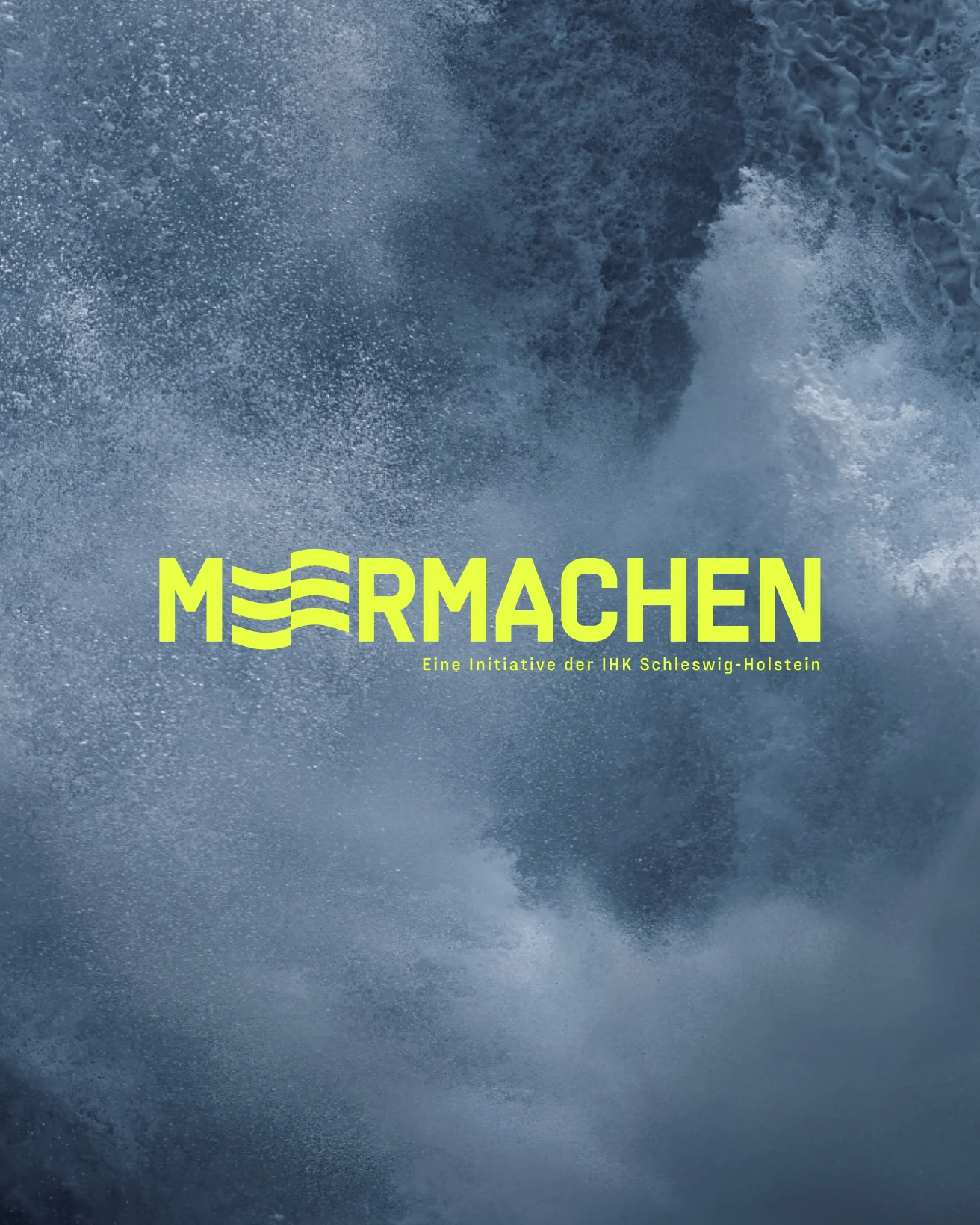 Stürmische Welle im Hintergrund mit Meermachen-Logo im Vordergrund