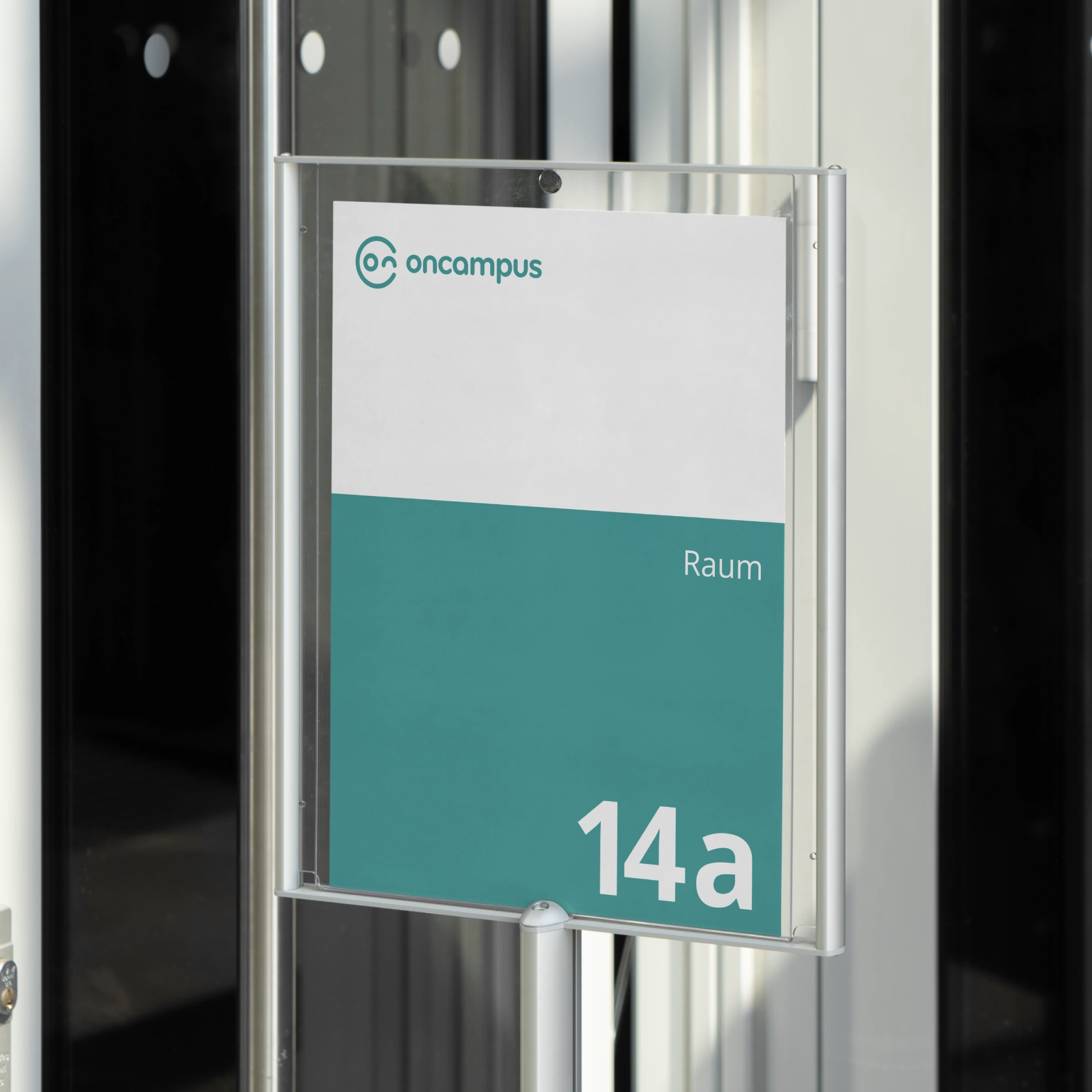 Schild an einem Gebäude mit dem Schriftzug 'oncampus', 'Raum 14a'.