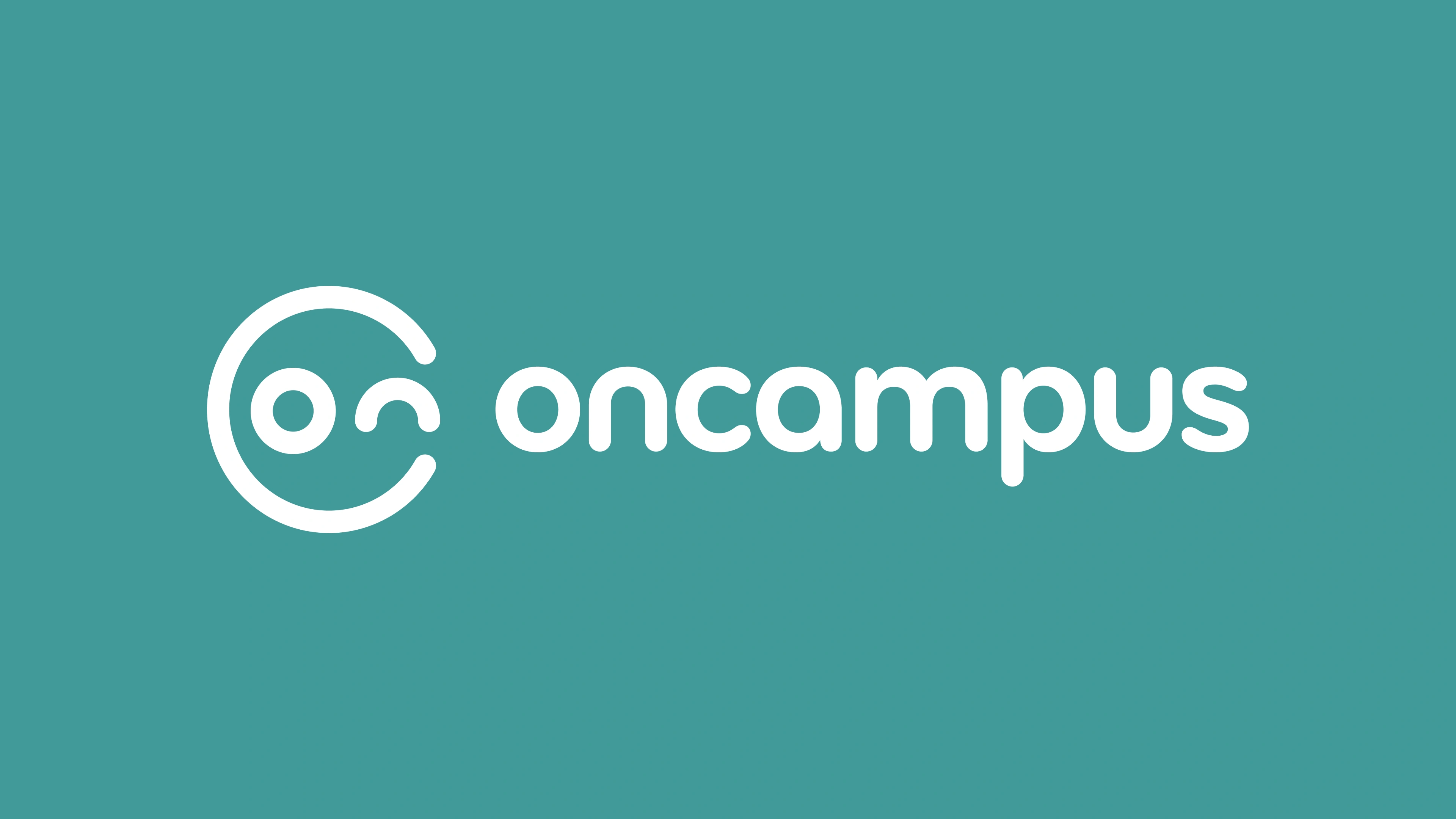 Oncampus-Logo mit stilisiertem kreisförmigen Symbol (mutet wie ein zwinkerndes Gesicht an) und weißer Schrift auf oc Petrol-farbigen Hintergrund.