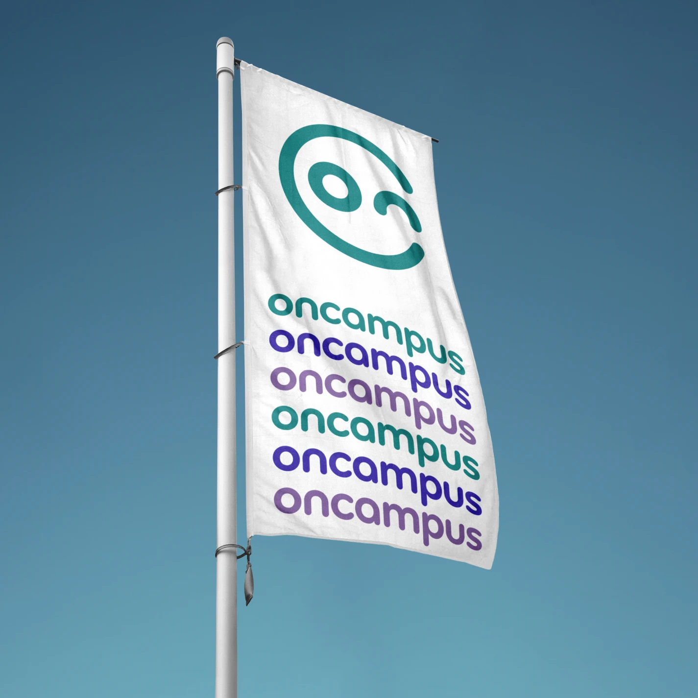 Weiße Fahne mit Oncampus-Logo in oc Petrol und mehrfachem Schriftzug 'oncampus' in oc Petrol, oc Lila, oc Blau vor blauem Himmel.