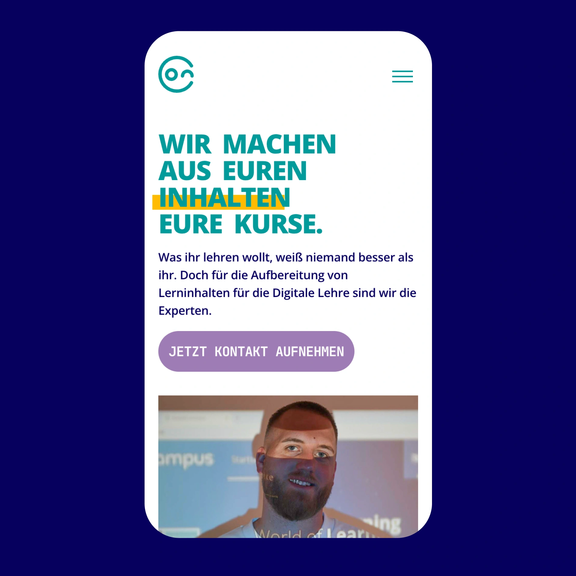 Smartphone-Bildschirm mit Text „Wir machen aus euren Inhalten eure Kurse“ und einer Grafik, die einen Mann zeigt, dessen Gesicht von einer Projektion eines Computerbildschirms mit Text überlagert wird.