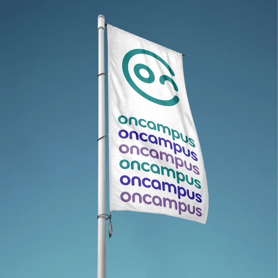 Weiße Fahne mit Oncampus-Logo in oc Petrol und mehrfachem Schriftzug 'oncampus' in oc Petrol, oc Lila, oc Blau vor blauem Himmel.