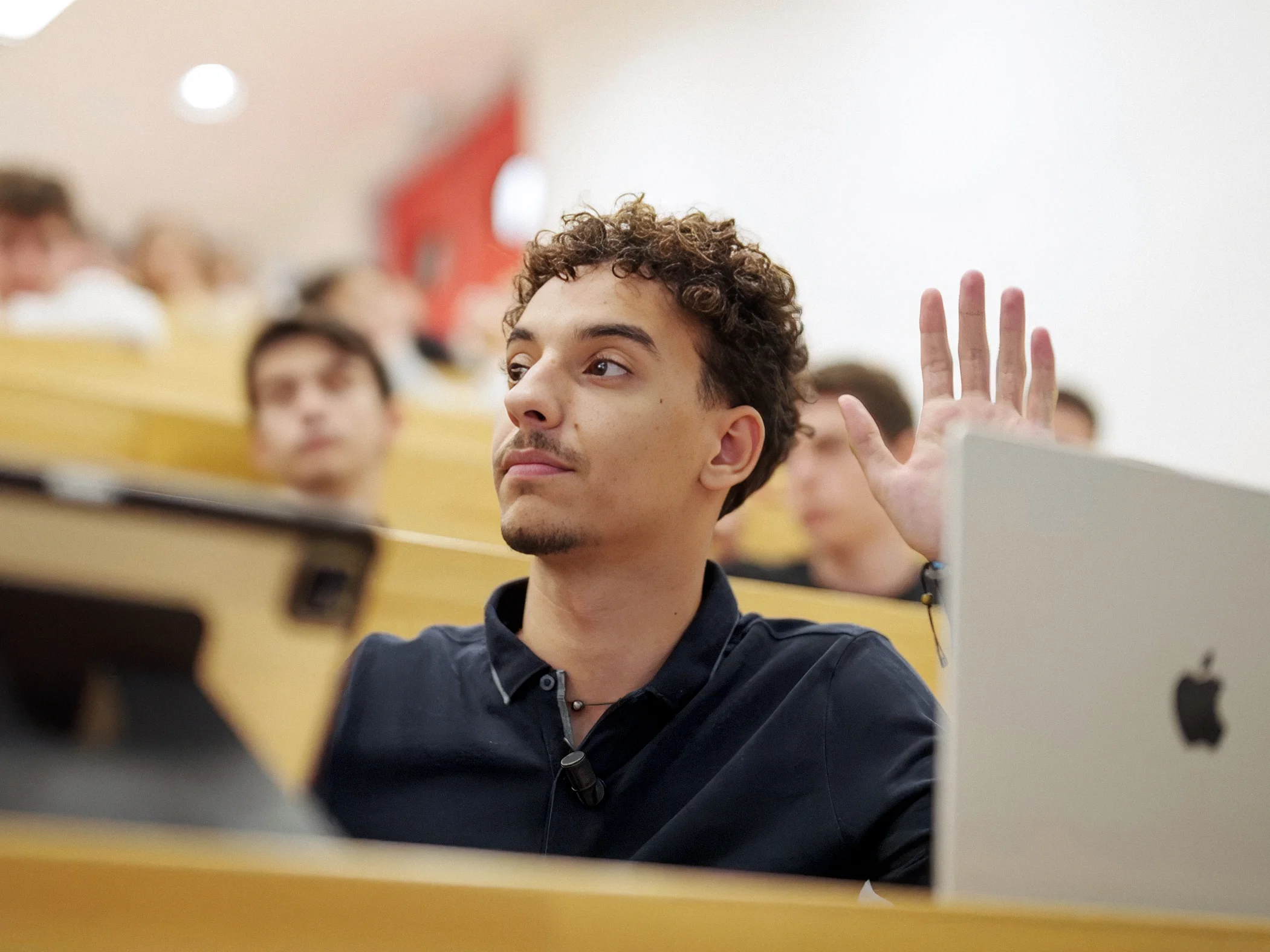 Polytechnique étudiant levant la main