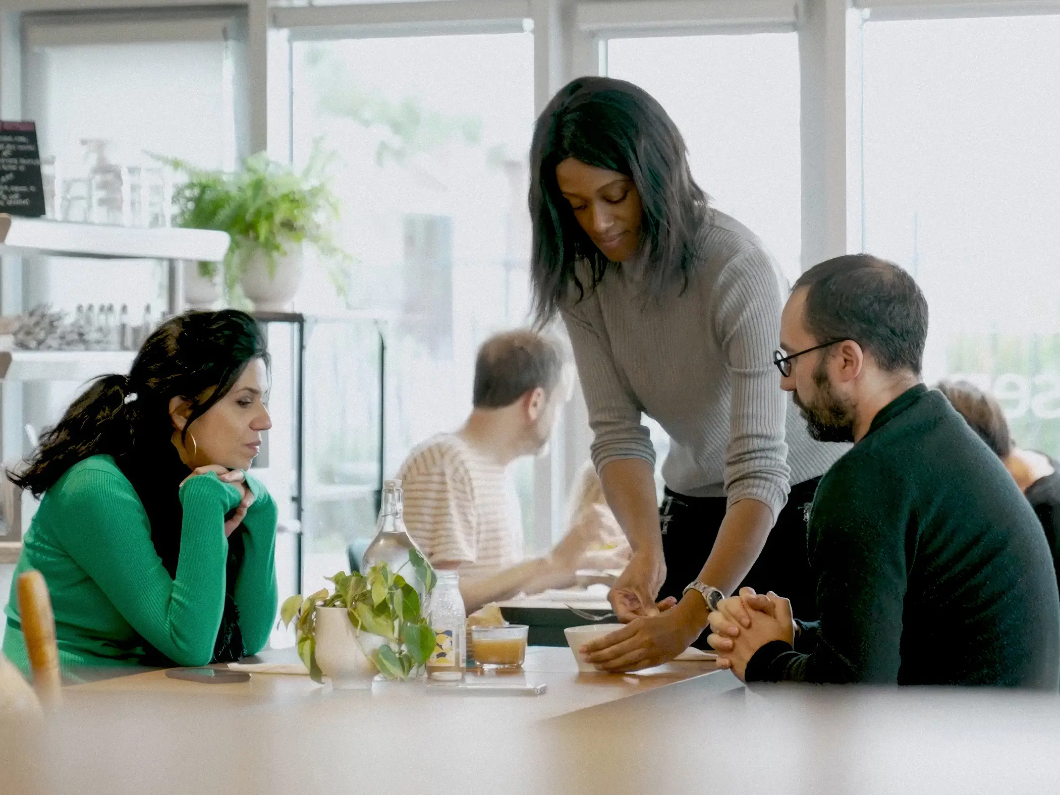 Discussion dans un café