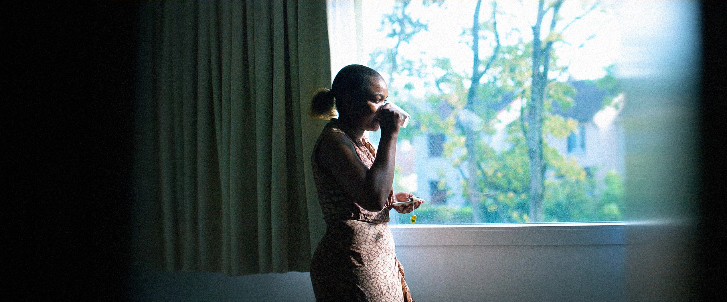 Femme buvant un café