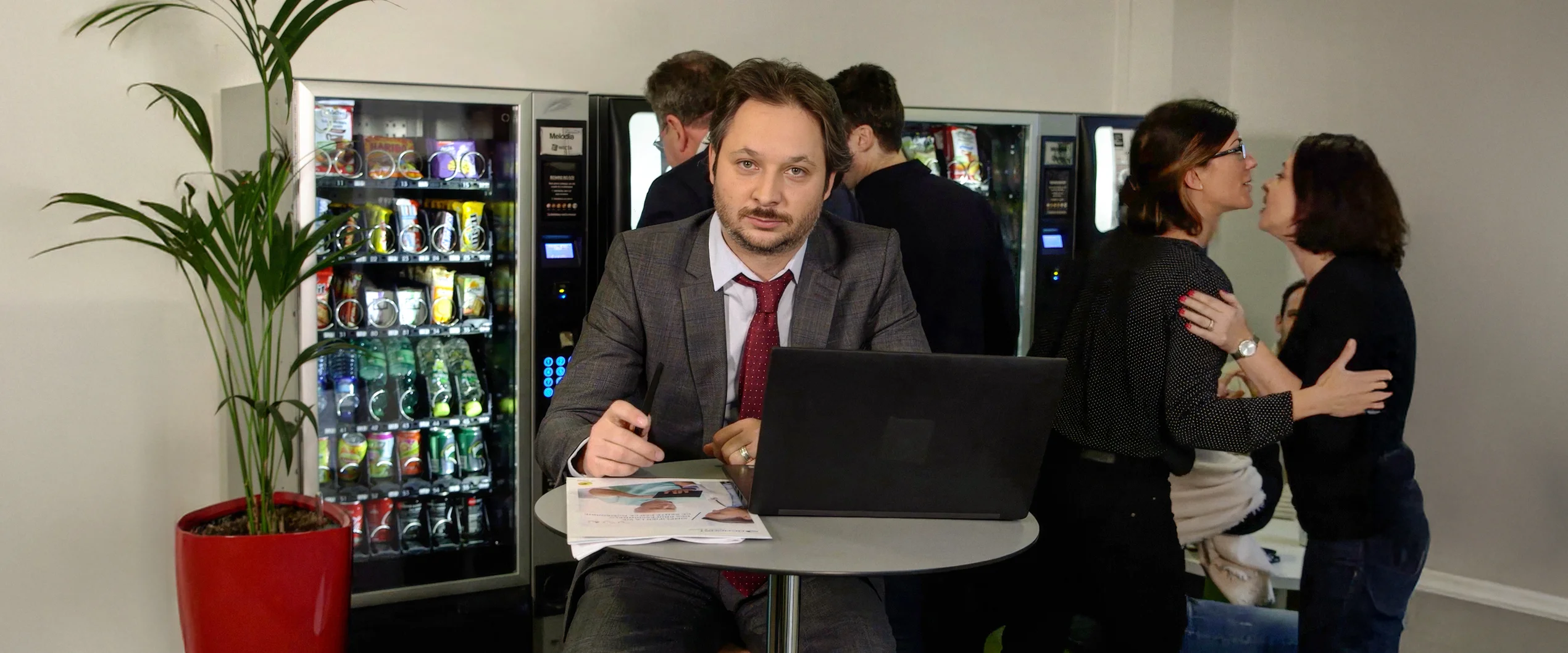 DOCAPOSTE Homme à la cafétéria