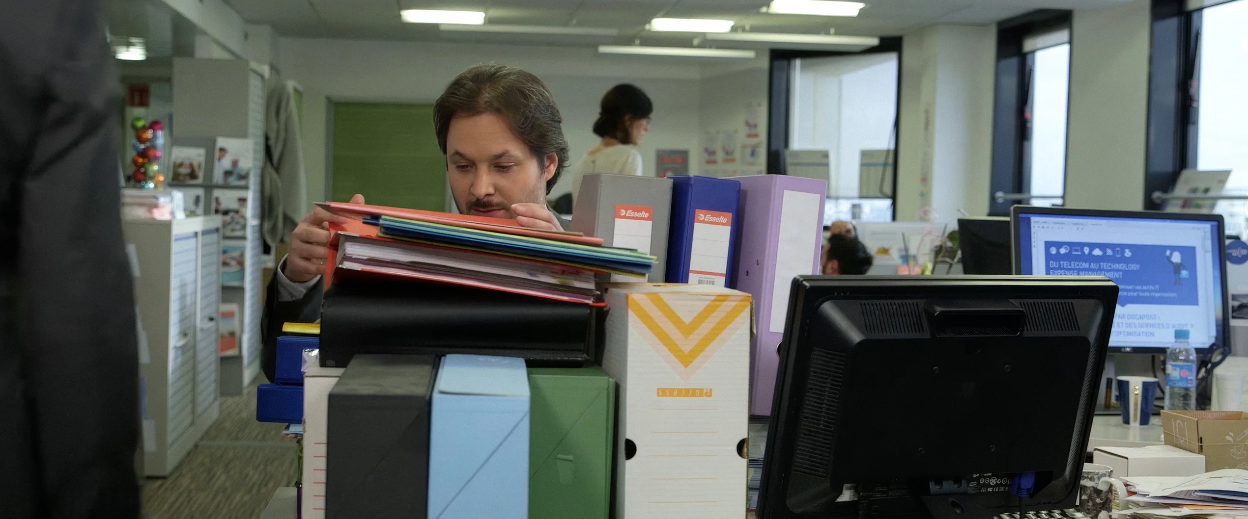 DOCAPOSTE Homme derrière des dossiers