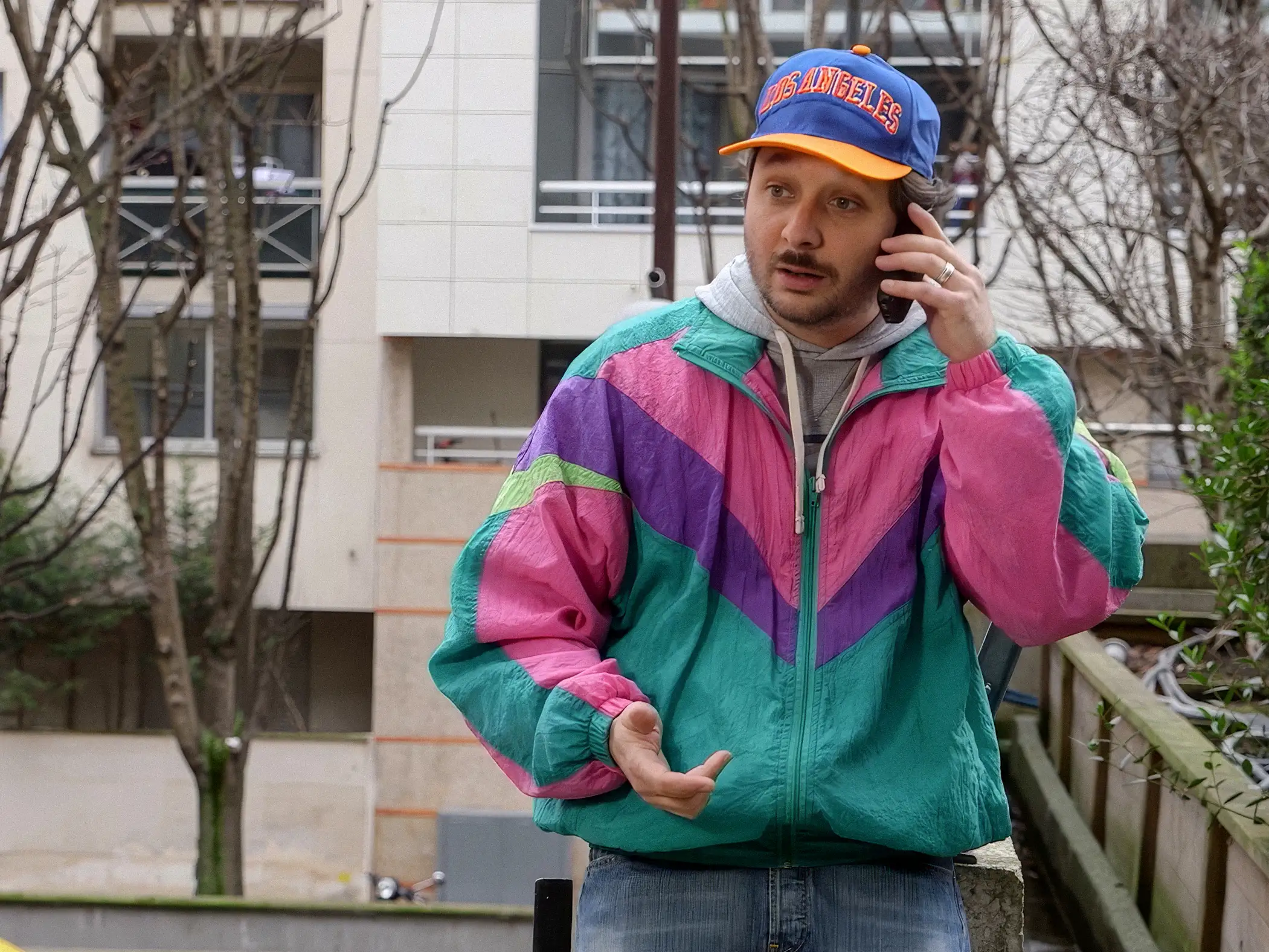 DOCAPOSTE Homme en jogging au téléphone