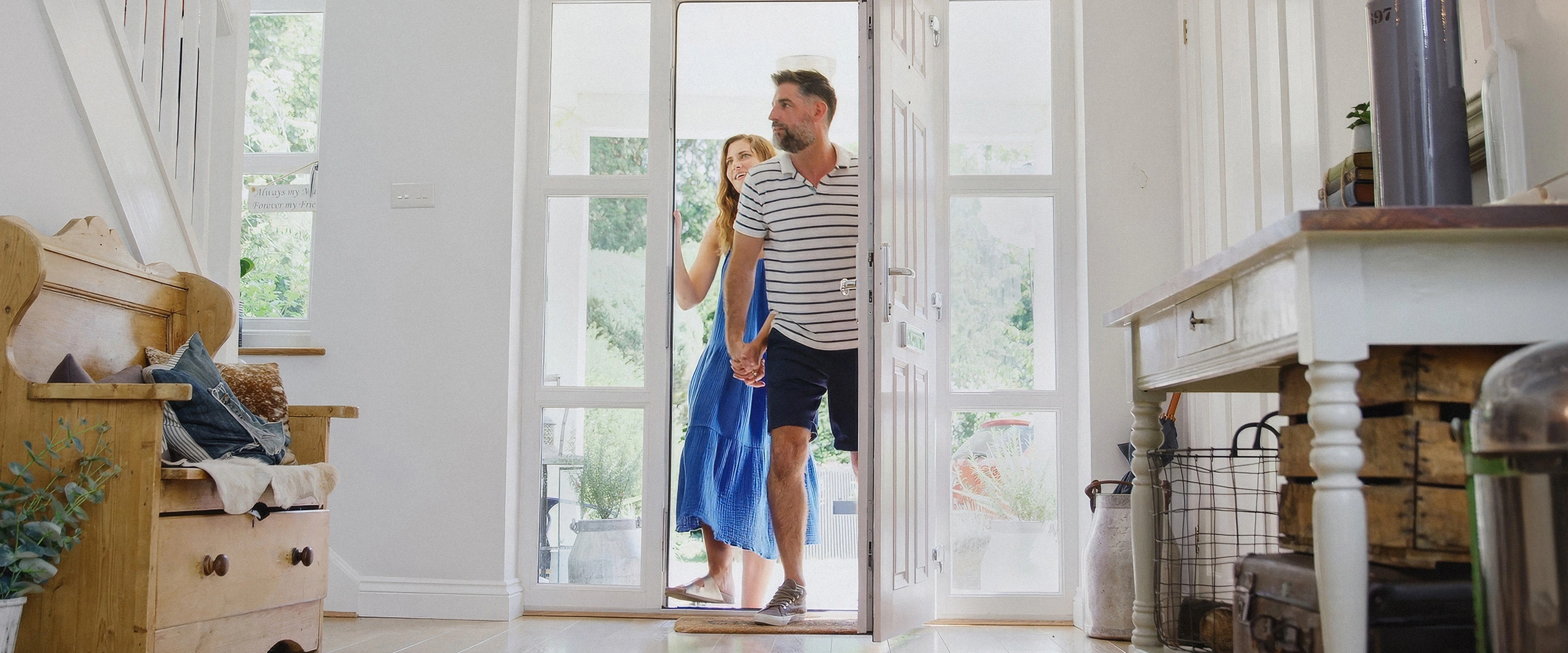 SAFTI Couple qui rentre dans un appartement