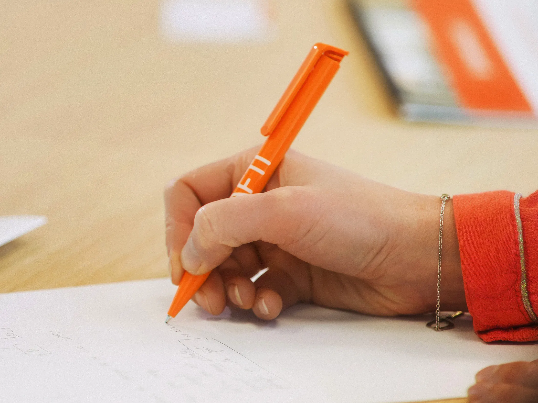 SAFTI Main en train d'écrire