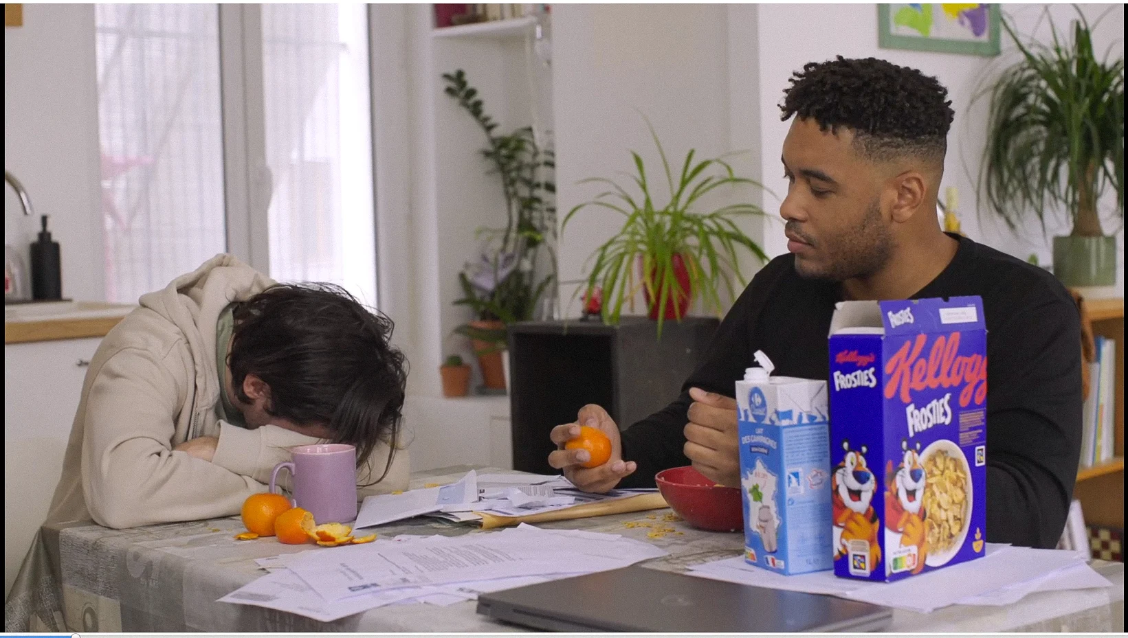 FASTT Deux colocs prennent le petit déjeuner