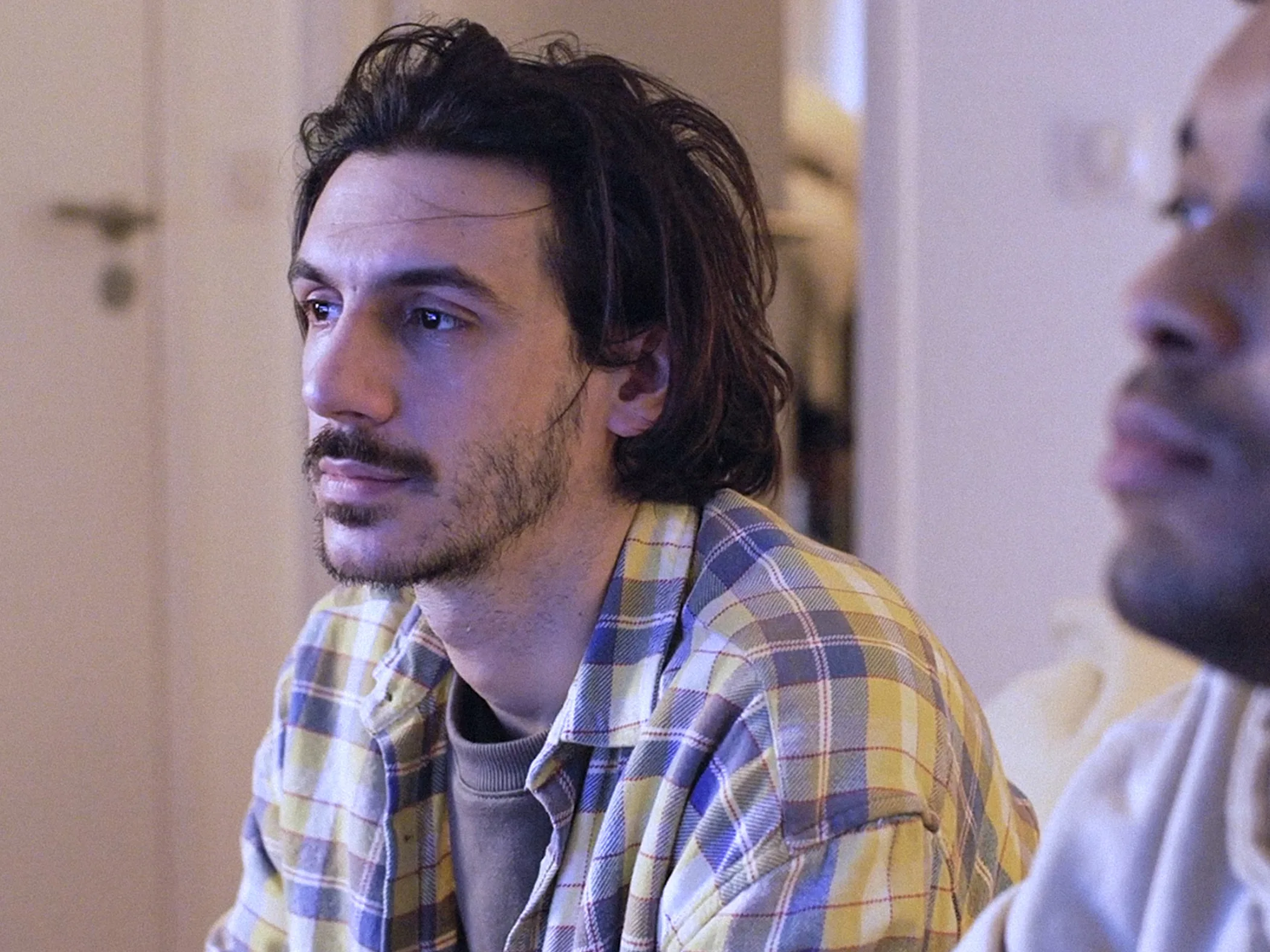 FASTT Deux colocs regardent la télévision