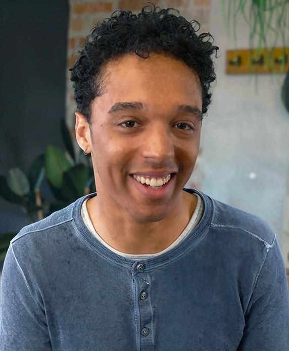 FASTT Souriant regard cam