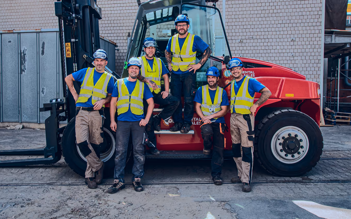 Das C-Tech Team vor einem Gabelstapler