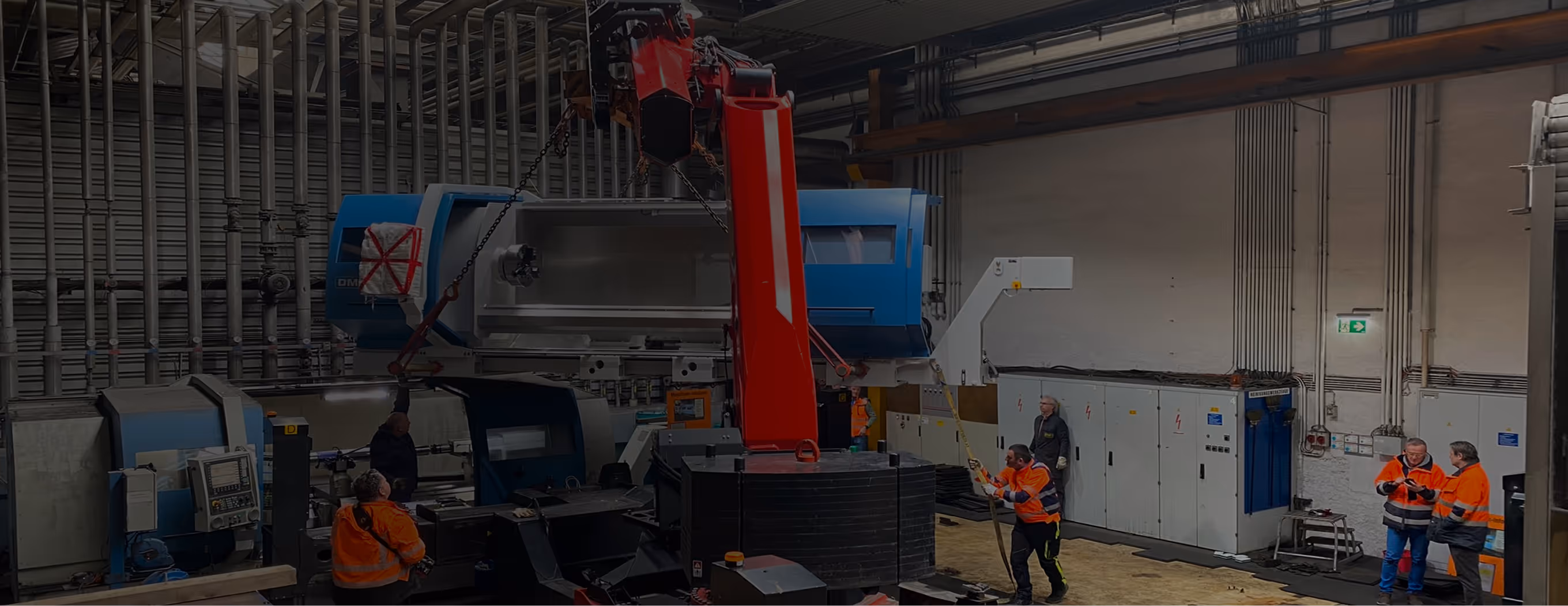 Der C-REX Raupenkran (PCC 115.002) in einer Industriehalle