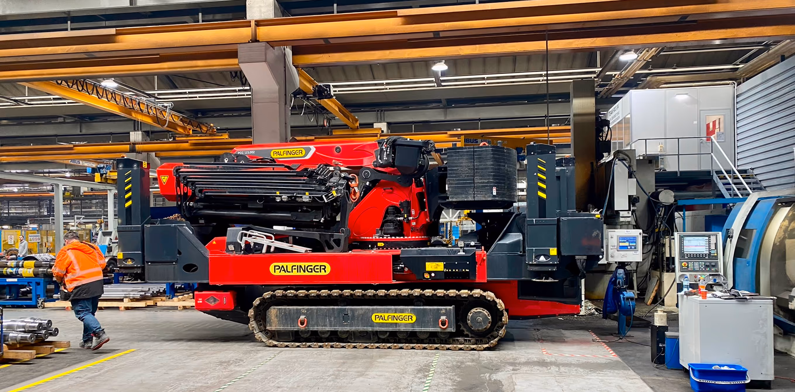 Der C-REX Raupenkran (PCC 115.002) in einer Industriehalle