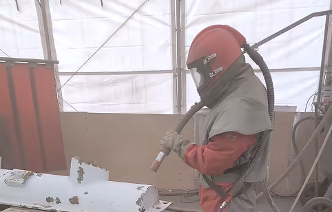 Ein C-Tech Mitarbeiter auf einer Rückbau Baustelle