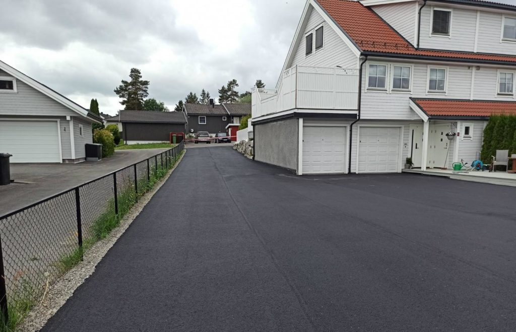 Legging av asfalt foran en bolig med oppkjørsel