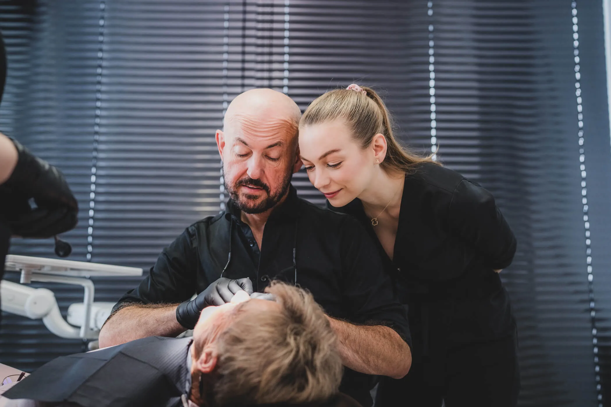 dr-maciej-drosd-z-zespolem-podczas-zabiegu-stomatologicznego