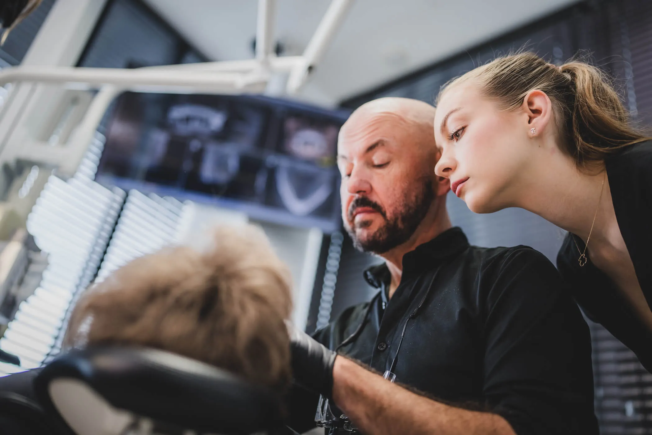 dr-maciej-drosd-w-trakcie-pracy-z-pacjentem-w-gabinecie-stomatologicznym