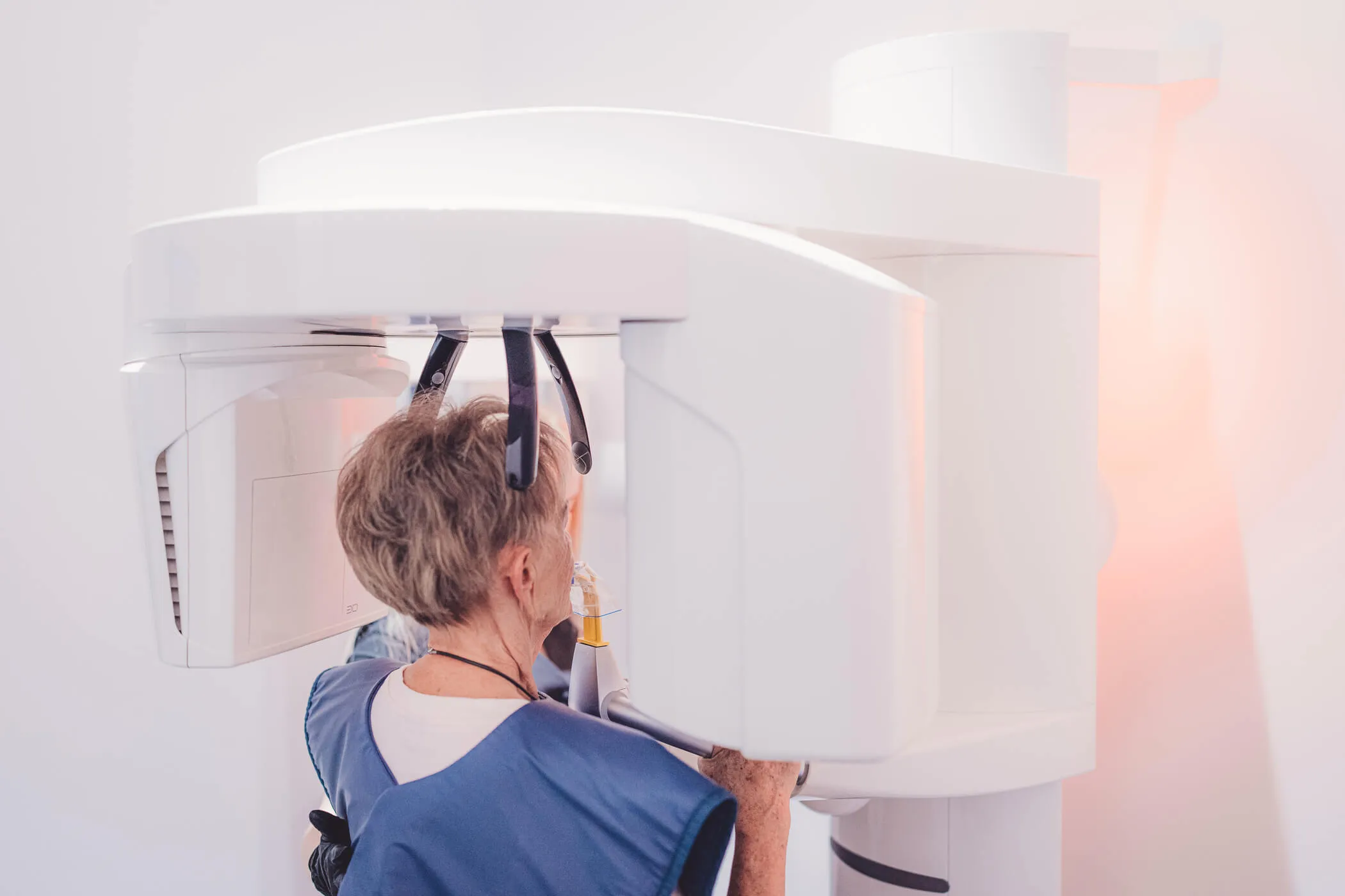 pacjent-wykonuje-tomografie-3d-w-gabinecie-stomatologicznym