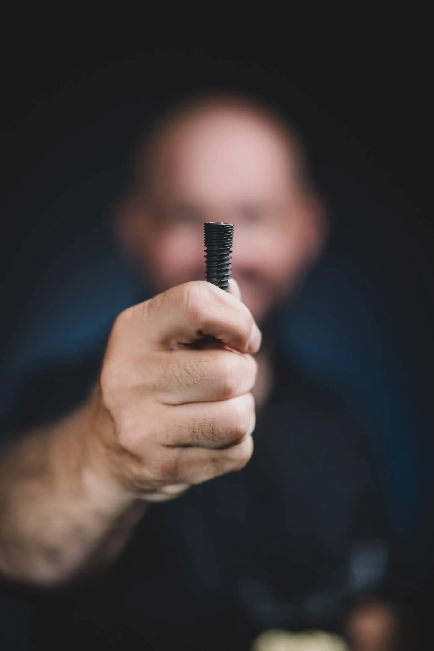 implant-zebowy-w-dloni-stomatologa