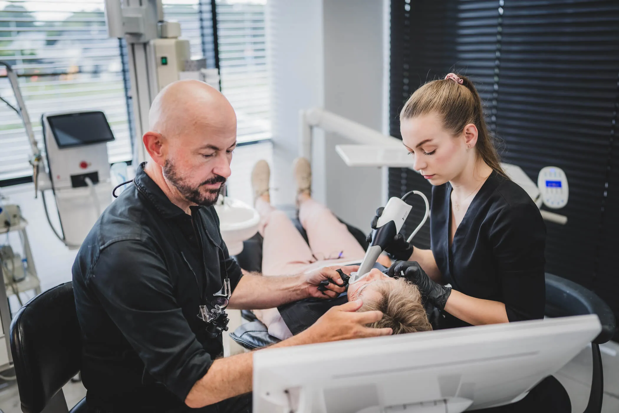 dr-maciej-drosd-i-zespol-podczas-skanowania-3d-w-gabinecie-stomatologicznym