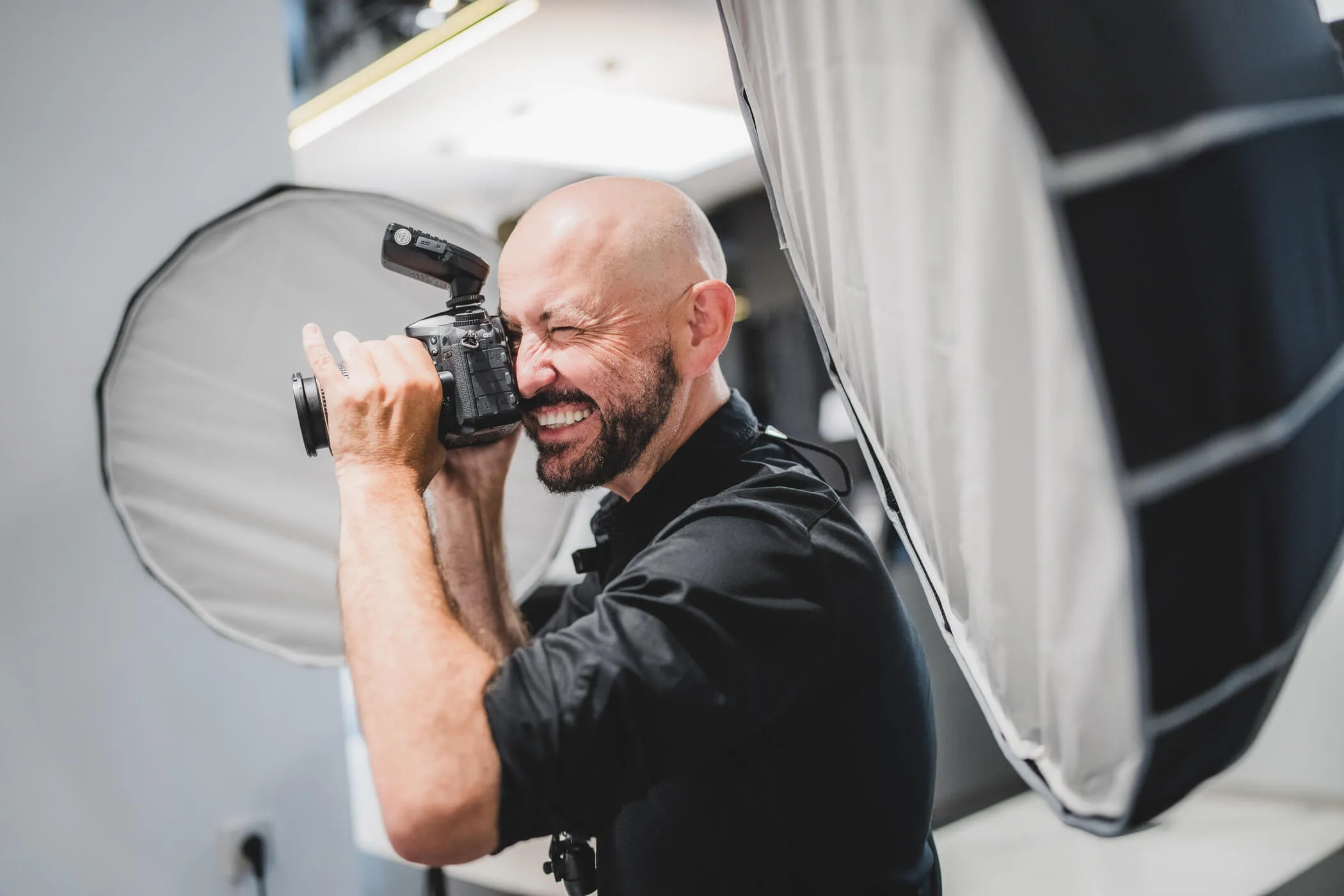 dr-maciej-drosd-wykonuje-zdjecia-pacjenta-w-studiu-fotograficznym-gabinetu