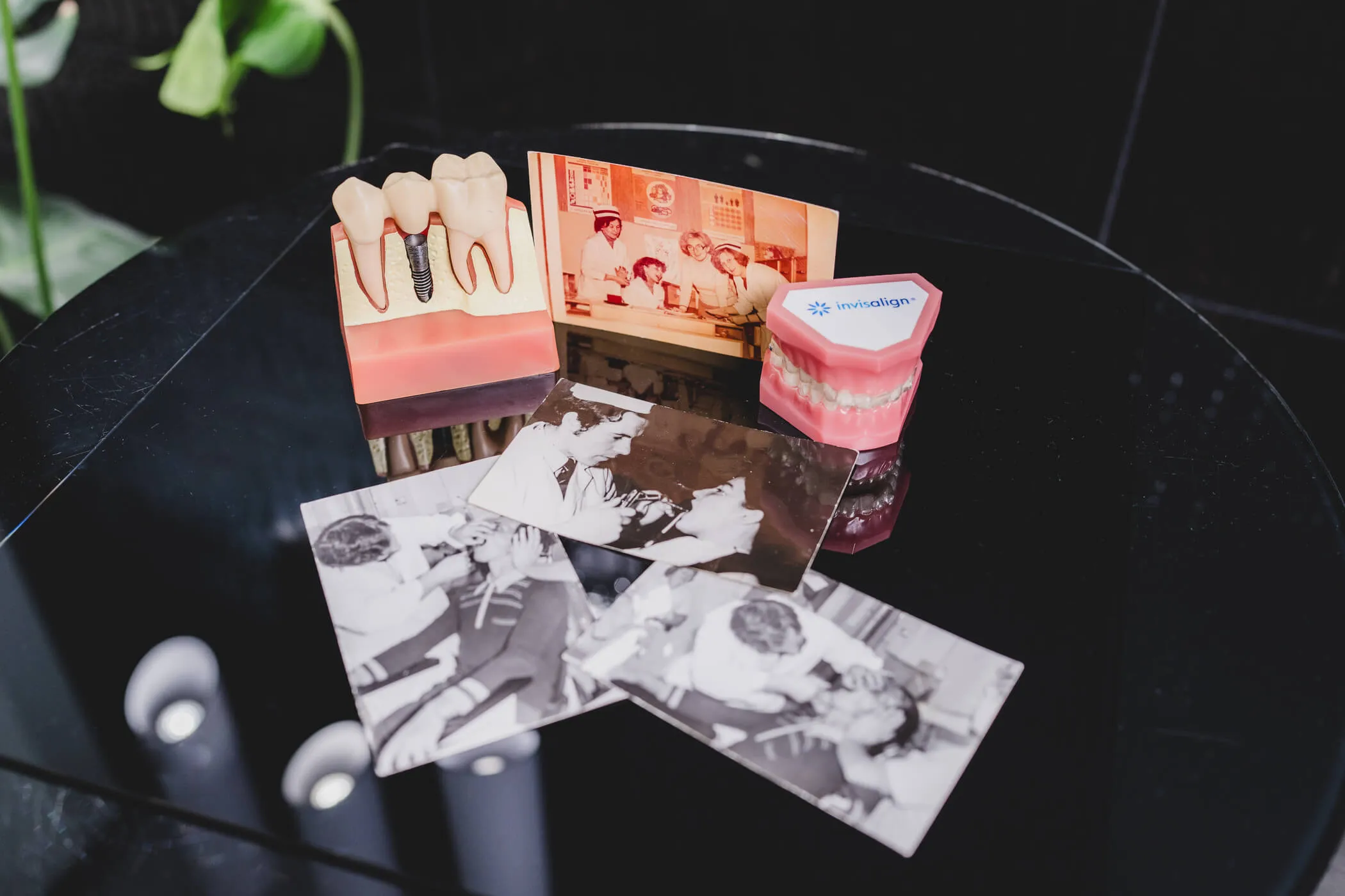 modele-zebow-i-archiwalne-zdjecia-stomatologiczne-na-stole-w-gabinecie