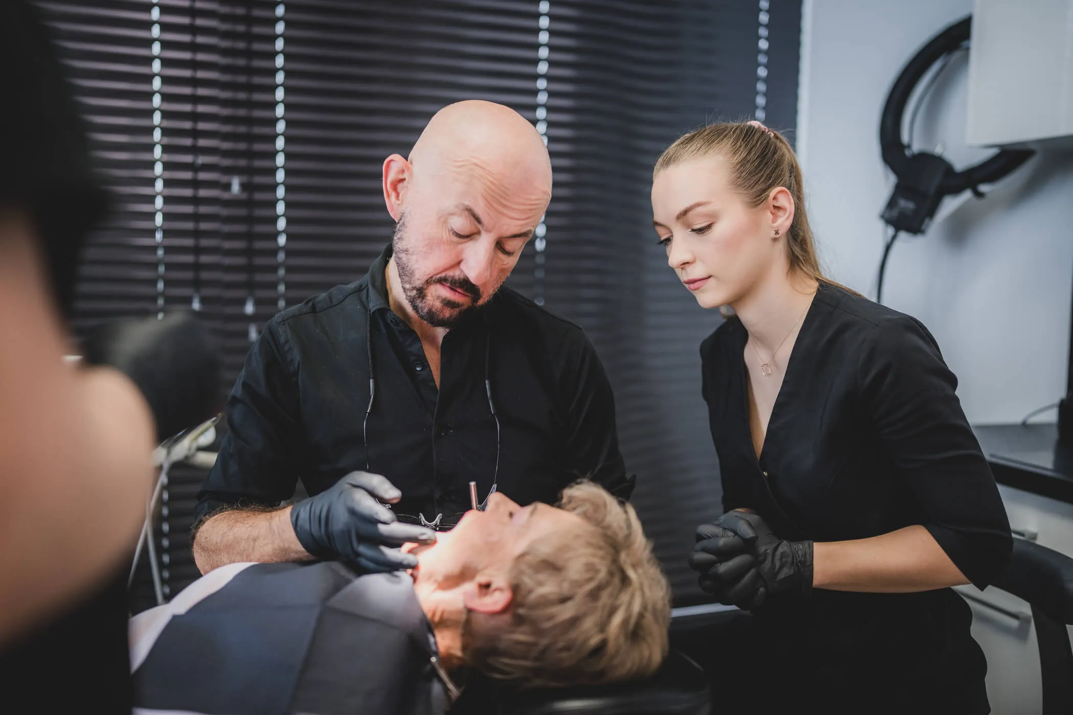 dr-maciej-drosd-z-zespolem-podczas-zabiegu-stomatologicznego