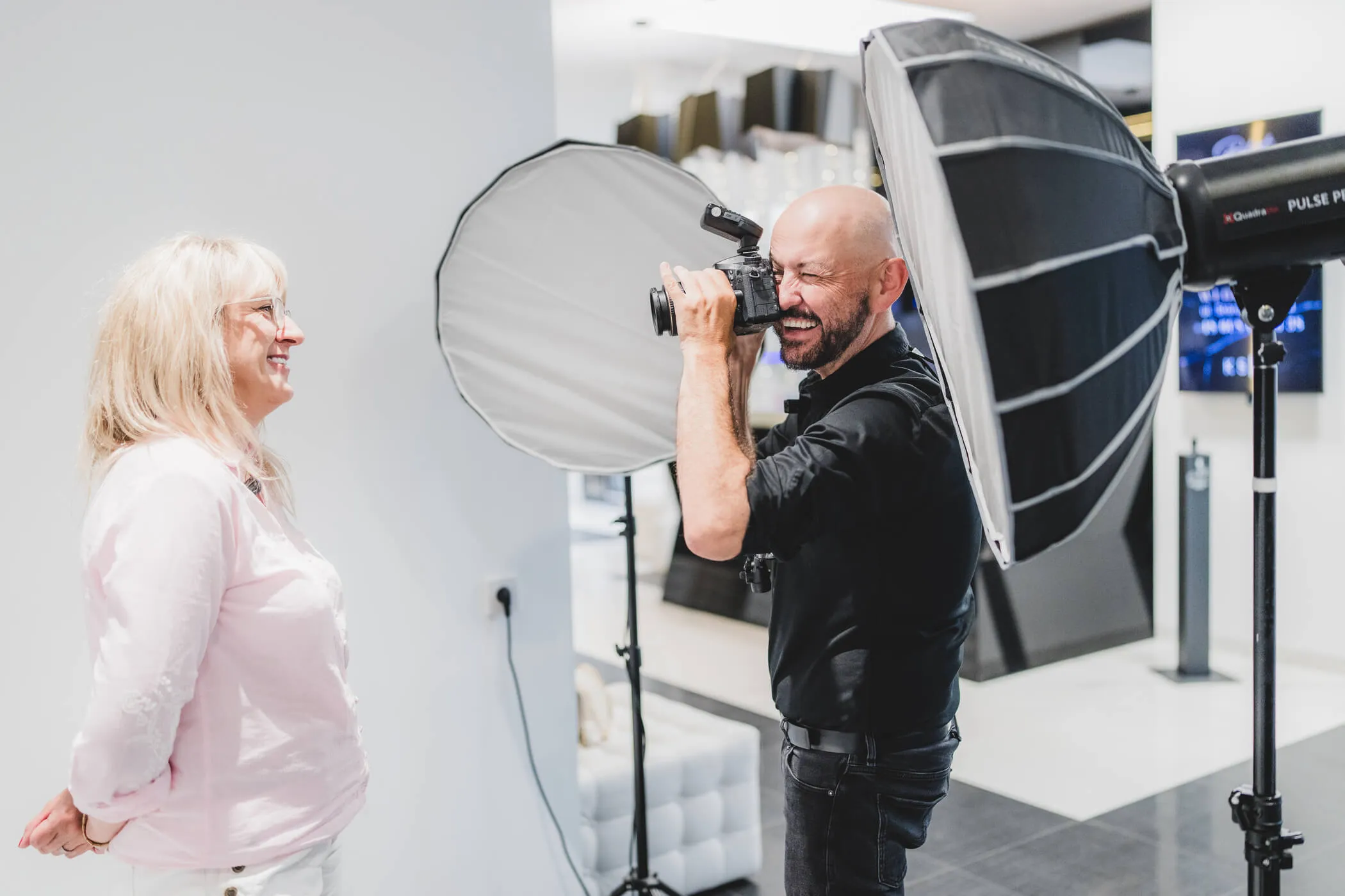 dr-maciej-drosd-wykonuje-sesje-fotograficzna-pacjentki-w-gabinecie-stomatologicznym