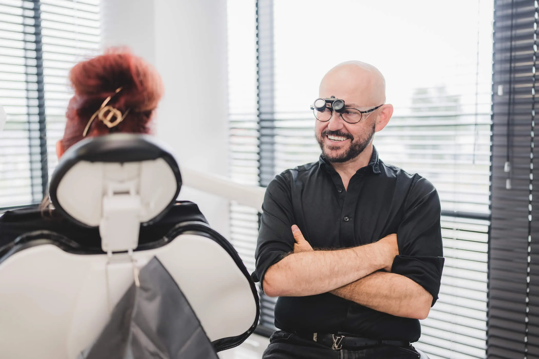 dr-maciej-drosd-podczas-konsultacji-z-pacjentka-w-gabinecie-stomatologicznym