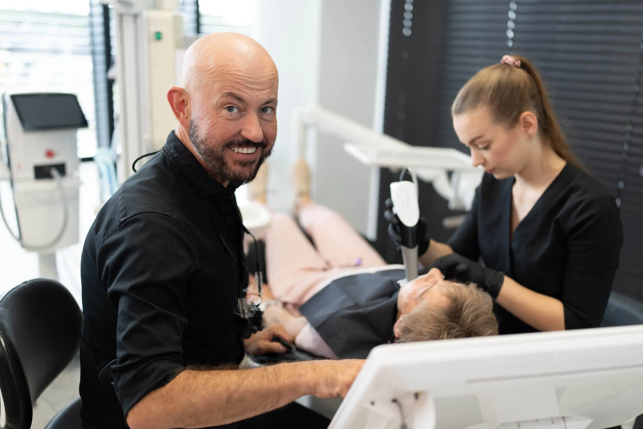 dr-maciej-drosd-podczas-pracy-z-pacjentka-w-trybie-skanowania-3d