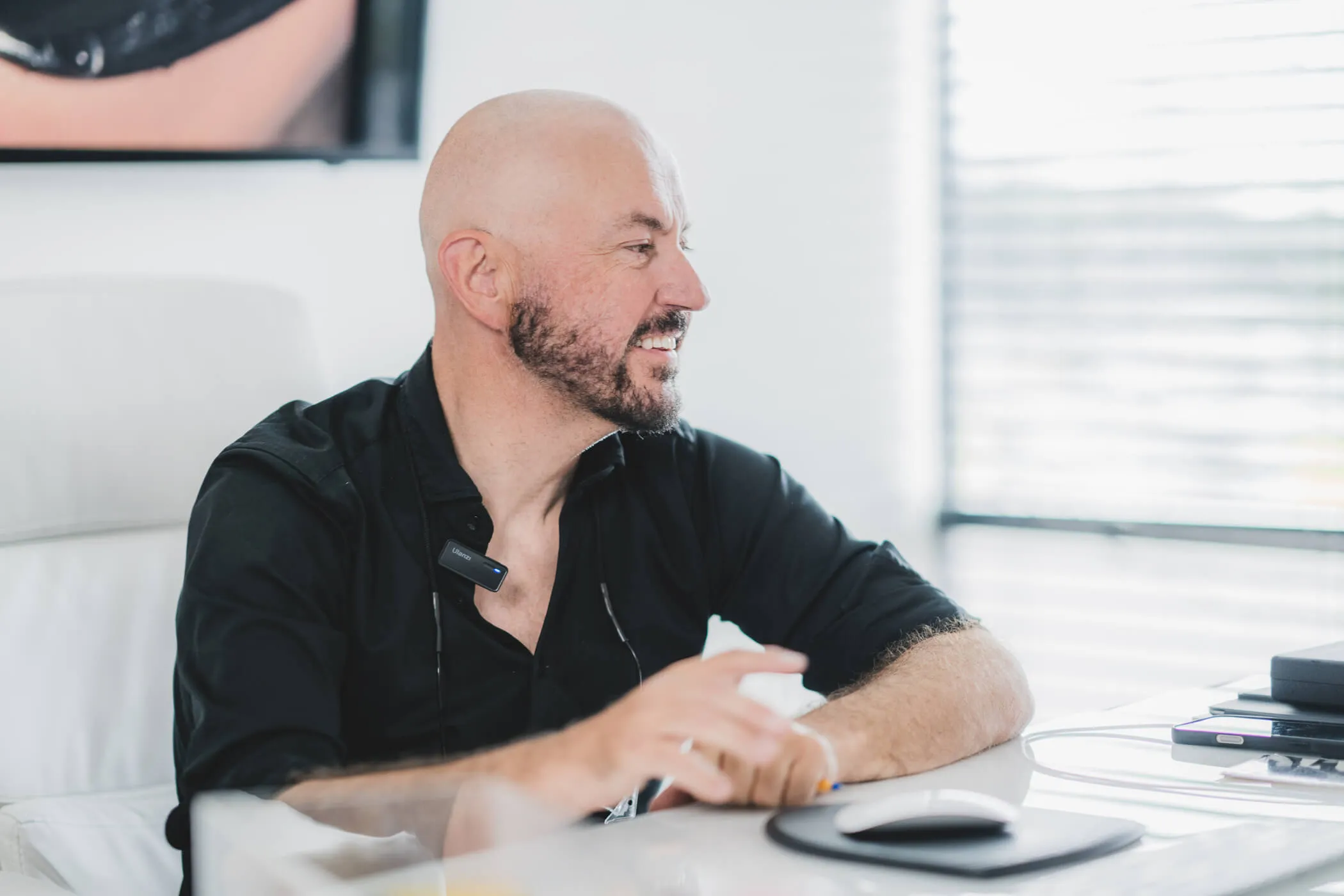 dr-maciej-drosd-w-gabinecie-w-trakcie-konsultacji-z-pacjentem