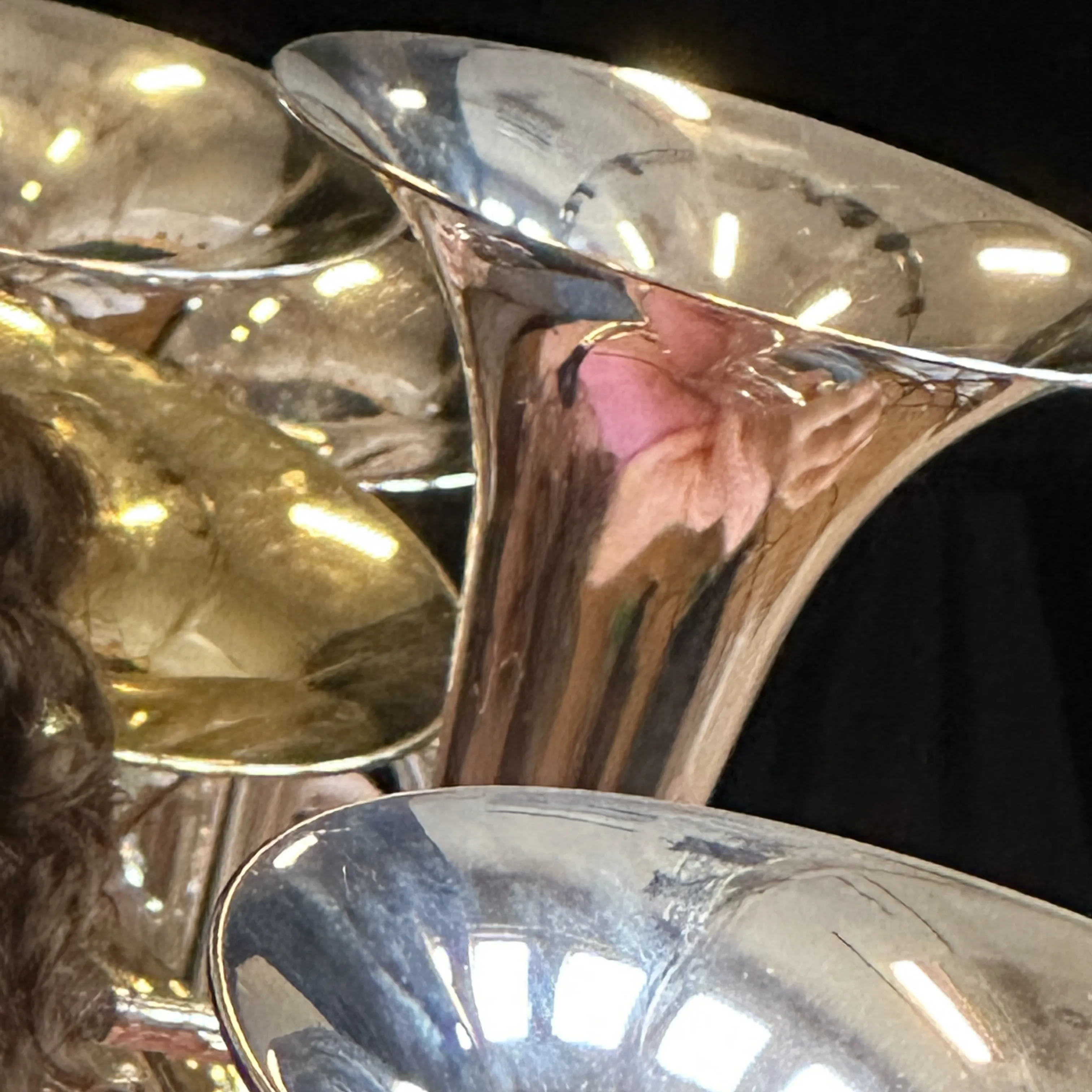 Nærbilde av messinginstrument i brassband ved Manger Folkehøgskule med fokus på klang, lyd og samspill i musikkskole