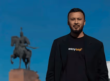 Основатель EasyTap возле монумента батыру Манас в Кыргызстане