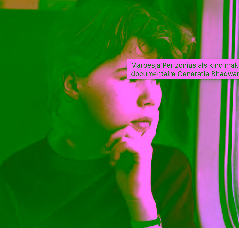 maroesja perizonius als kind, meisje met rode trui dat peinzend kijkt met haar hoofd op haar arm geleund 