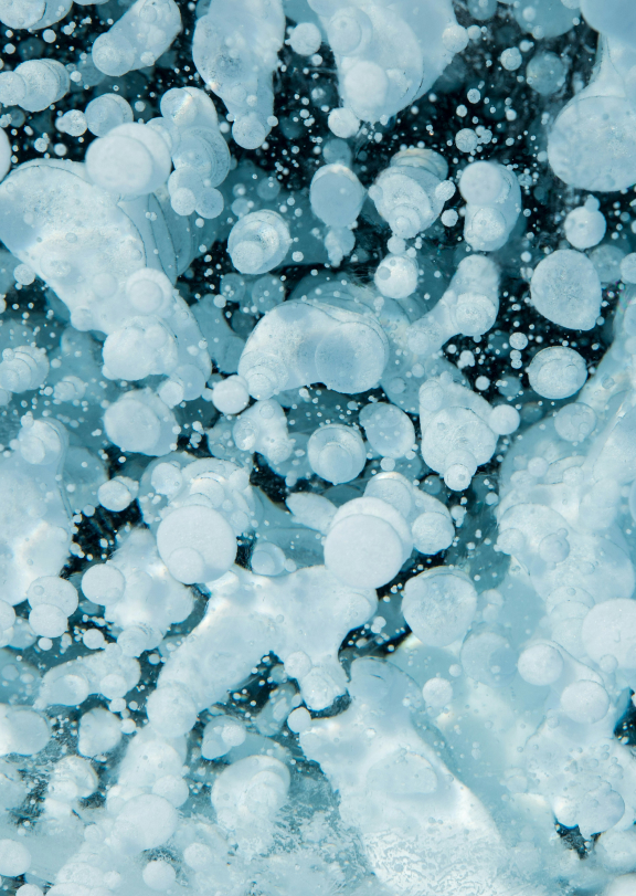Isoportrunder bobler fanget i is med blåaktig fargetone.