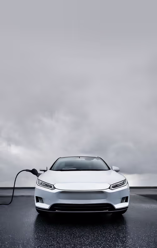 E-Auto lädt bei bewölktem Wetter