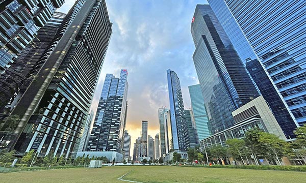 Высокий суд Сингапура подтвердил: арбитраж против конкурсных управляющих возможен только с разрешения суда, даже по постбанкротным соглашениям.