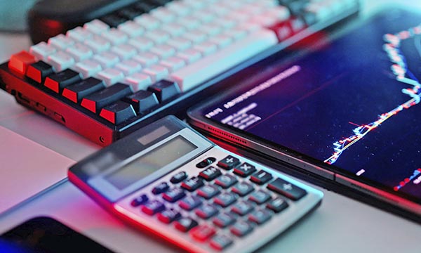 MAS продвигает программы и руководства по ИИ, поддерживая финансовые учреждения в цифровой трансформации и международном сотрудничестве.