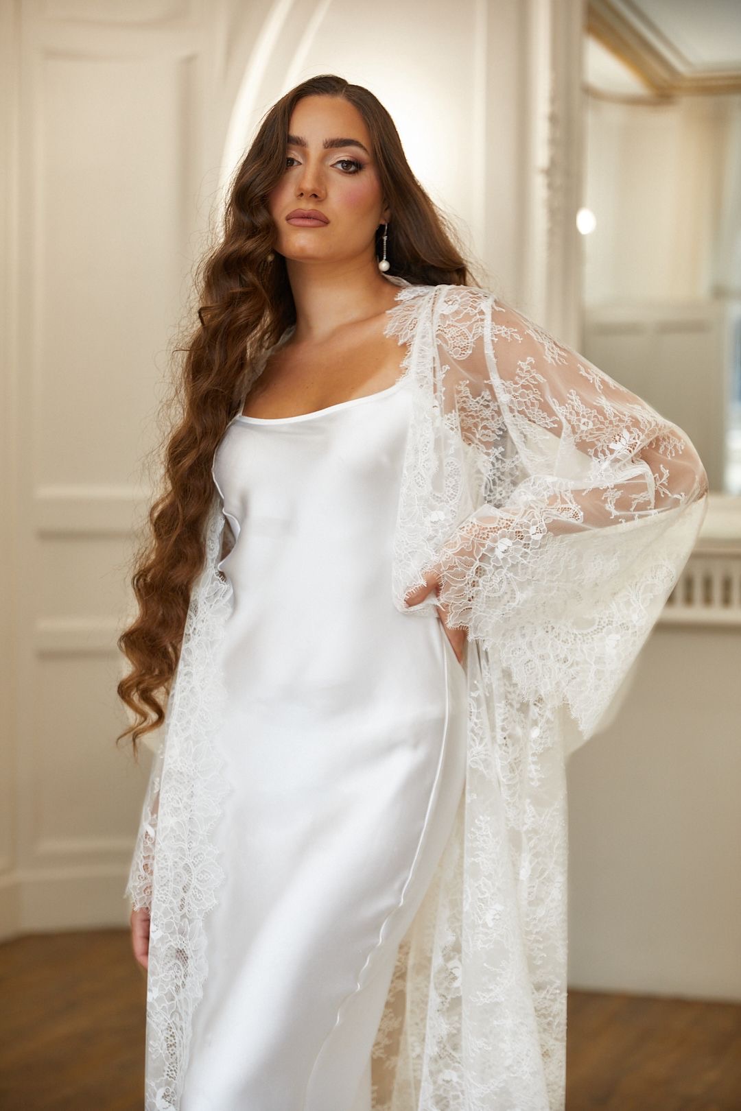 Une allure lumineuse, façonnée pour les femmes qui aiment briller en douceur.