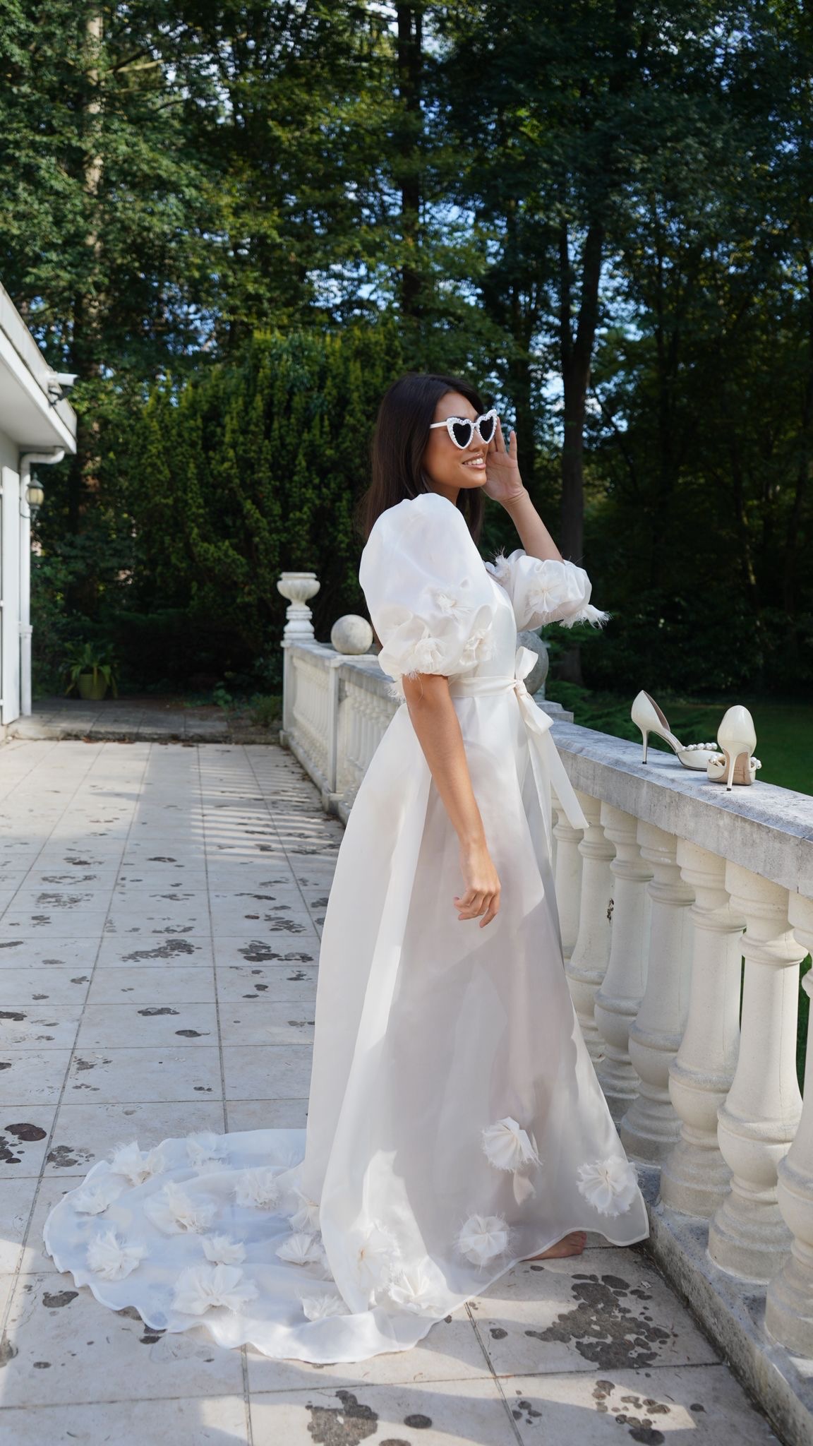 Un peignoir moderne et épuré, idéal pour préparer le jour J en toute élégance. Sa fluidité et ses finitions délicates apportent une touche de sophistication tout en restant confortable et léger.