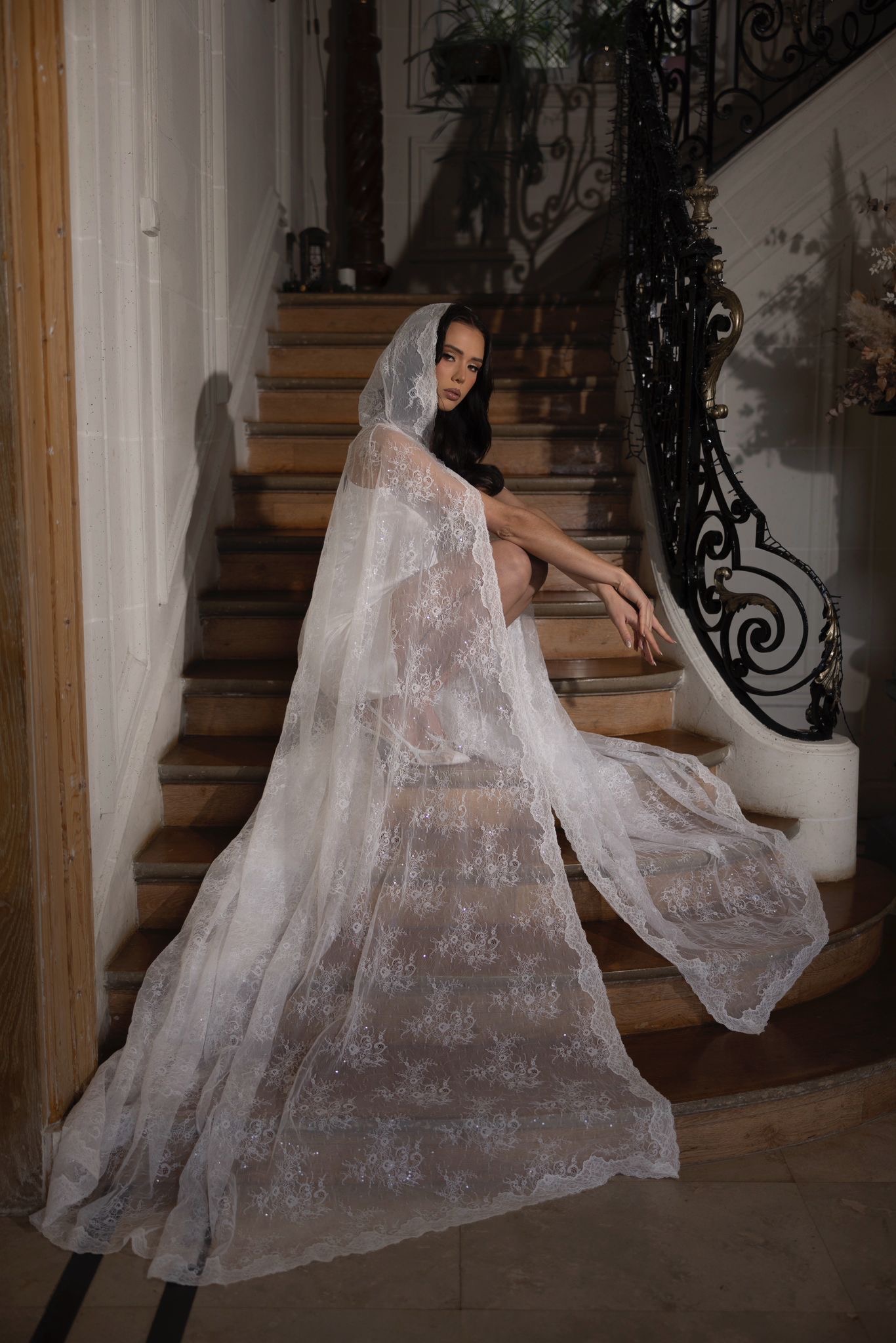 Une cape élégante et légère, pensée pour sublimer ta silhouette et apporter une touche de finesse à ta tenue. Parfaite pour ajouter un effet aérien et sophistiqué sans alourdir l’ensemble.