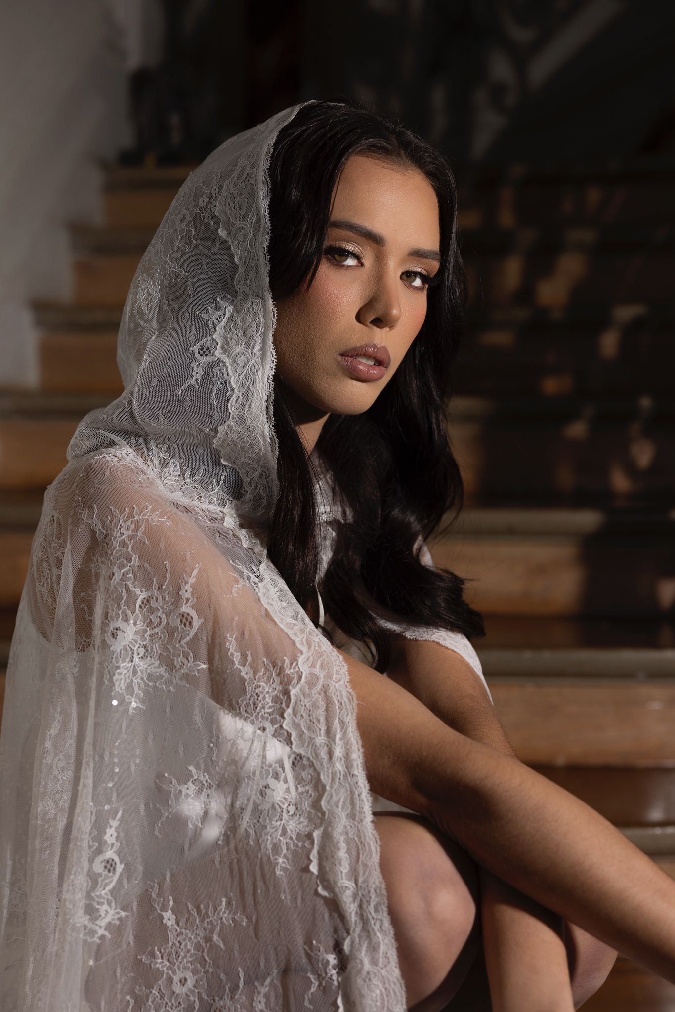 Une cape élégante et légère, pensée pour sublimer ta silhouette et apporter une touche de finesse à ta tenue. Parfaite pour ajouter un effet aérien et sophistiqué sans alourdir l’ensemble.