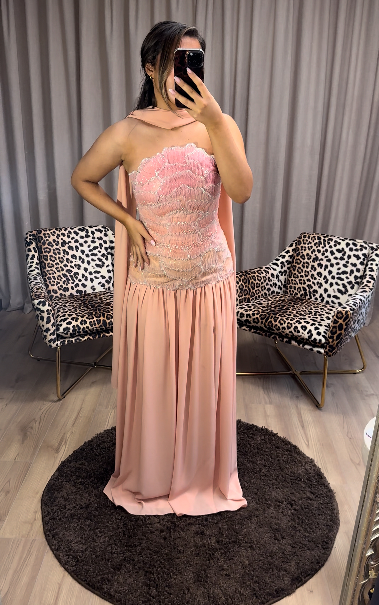 Robe à bustier arrondi perlé avec jupe froncé.
